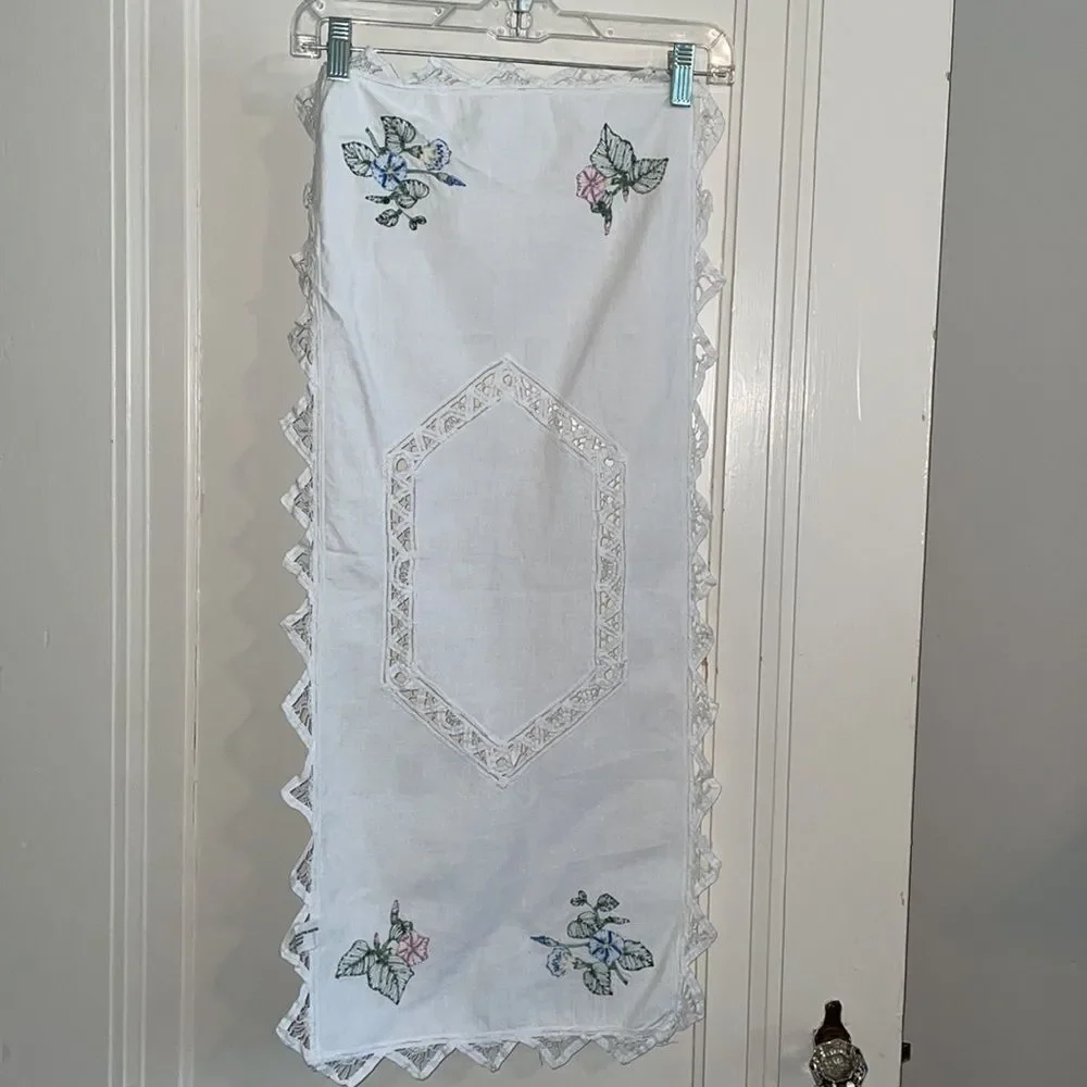 Keeco white cotton table runner with floral embroidery & Battenburg lace‎